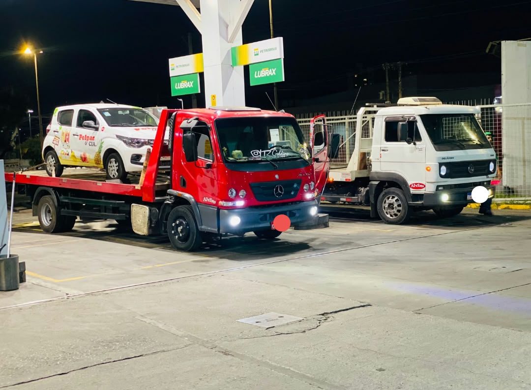 Guincho vermelho da Alvim transportando veículo leve